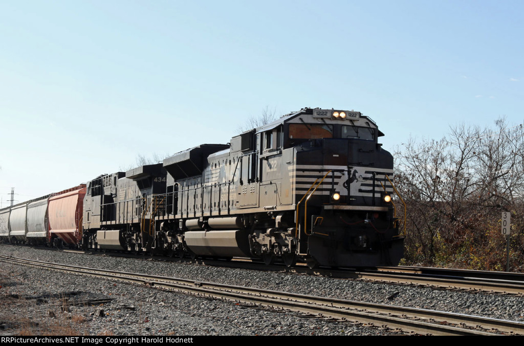 NS 1222 leads train 12R northbound